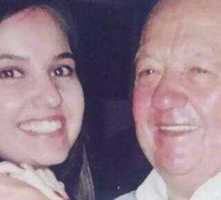 Andreia Aquino Flores em foto como pai, também falecido. (Foto/Reprodução)