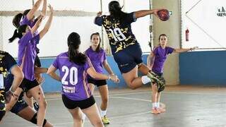 Meninas em quadra pelo torneio de handeol (Foto: Divulgação)