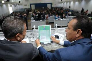Presidente da Câmara Municipal, vereador Carlão apresentando projeto ao plenário (Foto: Divulgação/CMCG)