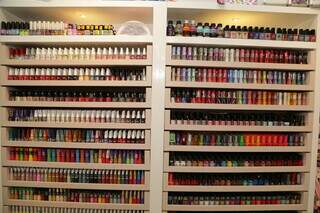 Na loja você encontra esmaltes de diversas cores e marcas. (Foto: Kísie Ainoã)