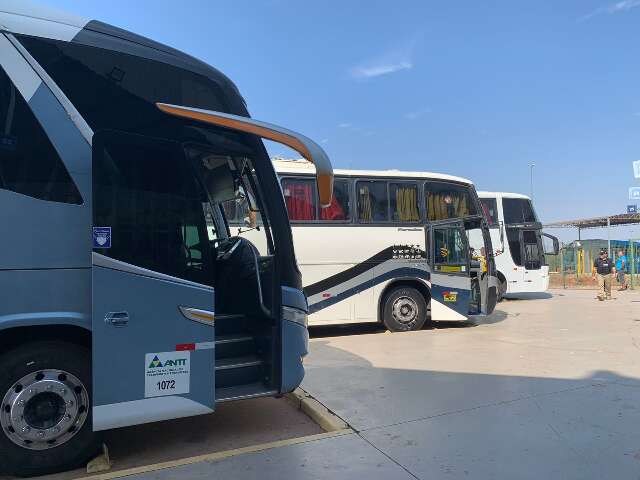 Fiscaliza&ccedil;&atilde;o intercepta 3 &ocirc;nibus clandestinos com 97 passageiros bolivianos