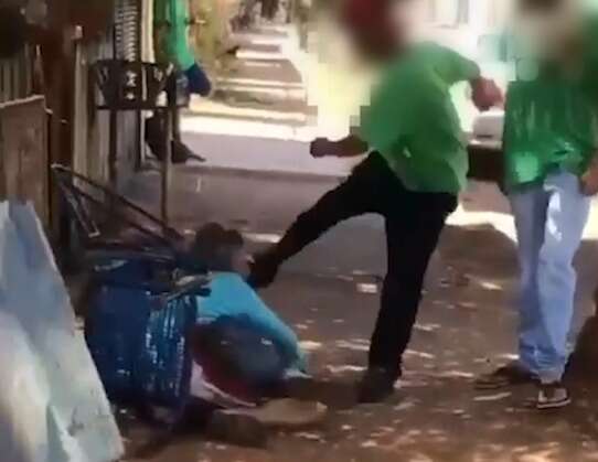 V&iacute;deo mostra adolescentes agredindo homem em sa&iacute;da de escola no Jardim Aeroporto