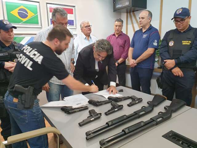 Seguran&ccedil;a arma guardas civis da fronteira com 6 escopetas e 45 pistolas