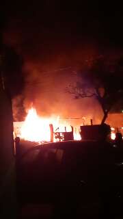 Vídeo mostra incêndio destruindo residência no Nova Campo Grande 