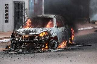 Carro ficou completamente destruído pelas chamas. (Foto: Marcos Maluf)