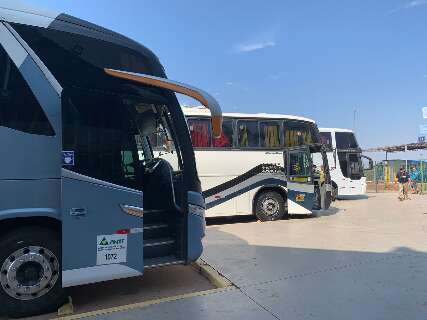 Fiscalização intercepta 3 ônibus clandestinos com 97 passageiros bolivianos