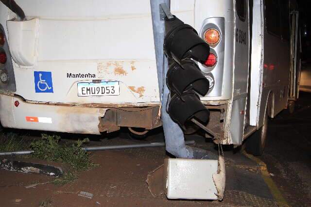 C&acirc;mera flagra &ocirc;nibus que perdeu freios descendo rua descontrolado