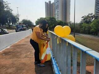 Servidoras da Deam (Delegacia Especializada de Atendimento à Mulher) fixando cartaz em alusão ao Setembro Amarelo, em 2021. (Foto: Caroline Maldonado)