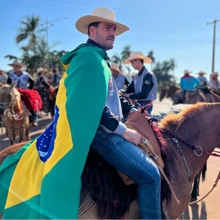 Deputado estadual Capitão Contar (PRTB) sobre o cavalo durante cavalgada em Paranaíba. (Foto: Instagram)
