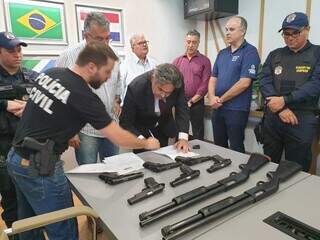 Secretário municipal de Segurança de Ponta Porã assina documento recebendo armas (Foto: Divulgação)