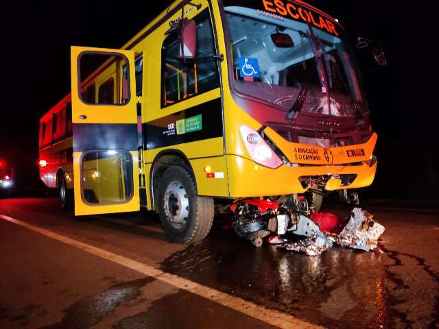 Motociclista morre preso embaixo de micro-&ocirc;nibus em anel vi&aacute;rio 