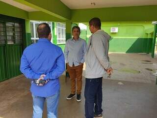 Secretário de Segurança (centro) conversa com diretor da escola onde ocorreu esfaqueamento (Foto: Divulgação)