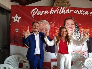 Vice candidato ao governo Abilio Vaneli ao lado da candidata Gisele Marques (Foto: Jhefferson Gamarra)