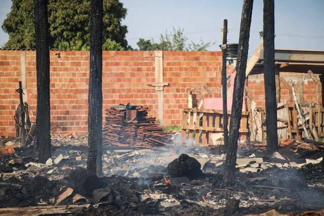 Homem tem casa incendiada pela 3&ordf; vez ap&oacute;s &quot;aterrorizar&quot; moradores, diz vizinho
