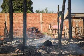 Barraco ficou destruído e ainda havia foco de incêndio nesta manhã. (Foto: Henrique Kawaminami)