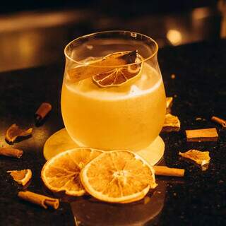 Cinamon whiskey feito com Jack Daniel’s, mel, limão e canela. (Foto: Arquivo pessoal)