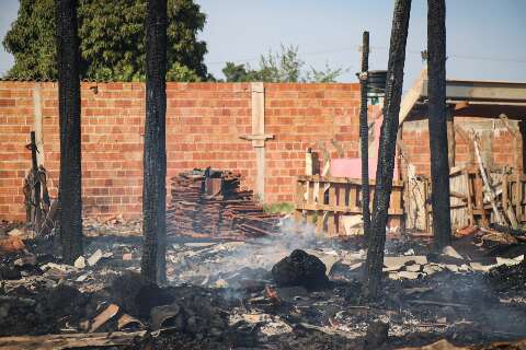 Homem tem casa incendiada pela 3ª vez após "aterrorizar" moradores, diz vizinho