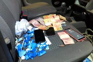Papelotes de cocaína e dinheiro foram apreendidos durante operação (Foto: Divulgação)