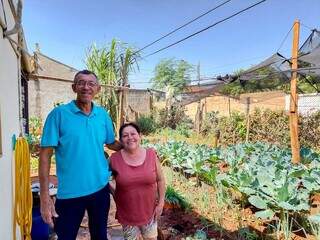 Francelino Pereira e Selva Almeida vivem rodeados por horta no Aero Rancho. (Foto: Aletheya Alves)