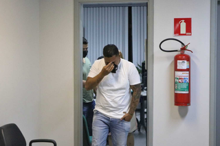 Carlos saindo da sala de audiência de instrução após depoimento. (Foto: Paulo Francis)