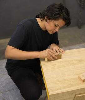 Carla é quem produz de forma artesanal os objetos de madeira. (Foto: Arquivo pessoal)