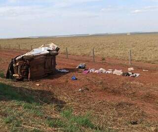 Carro parou às margens da rodovia, sendo que motorista e produtos foram arremessados. (Foto: Chapadense News)