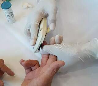 Pessoa realizando exame de glicemia. Ação será das 9h às 13h. (Foto: Divulgação | SBPC-MS)
