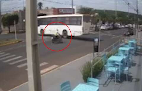 Motociclista bate em traseira de ônibus rural que furou preferencial