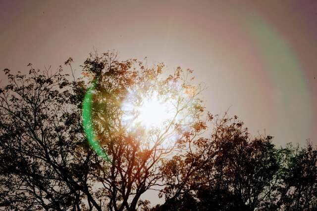 Calor e tempo seco predominam no final de semana, mas h&aacute; chance de chuva