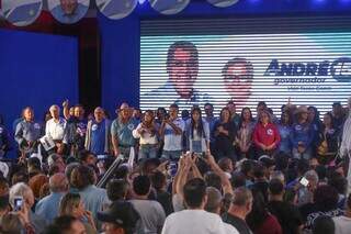 Candidados e militantes do MDB sobem ao palco na convenção estadual esta manhã. (Foto: Marcos Maluf)