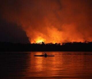 Floresta em chamas as margens do Rio Paraná, fronteira entre Mato Grosso do Sul e São Paulo. (Foto: @michelcoeli)