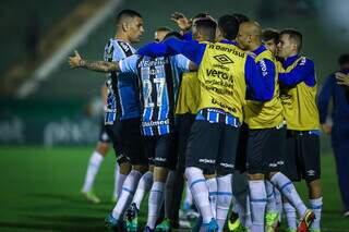 Comemoração dos jogadores em campo durante o duelo desta noite. (Fotos: Lucas Uebel Grêmio FBPA) 