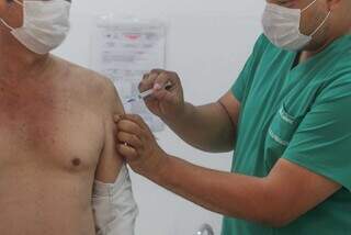 Servidor da saúde aplica vacina em UBS (Unidade Básica de Saúde) da Capital. (Foto: Marcos Maluf/Arquivo)