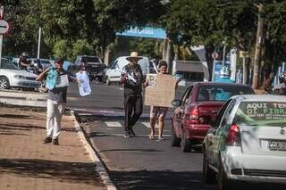 Cruzamento na Costa e Silva &#34;congestionado&#34; de vendedores ambulantes. (Foto: Marcos Maluf)