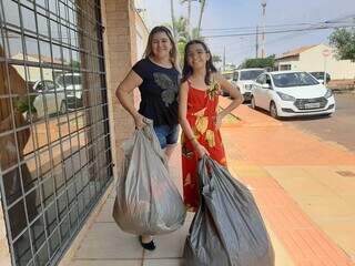 Sueli e a sobrinha de 11 anos, com duas das várias sacolas de roupas que compraram. (Foto: Ana Beatriz Rodrigues)