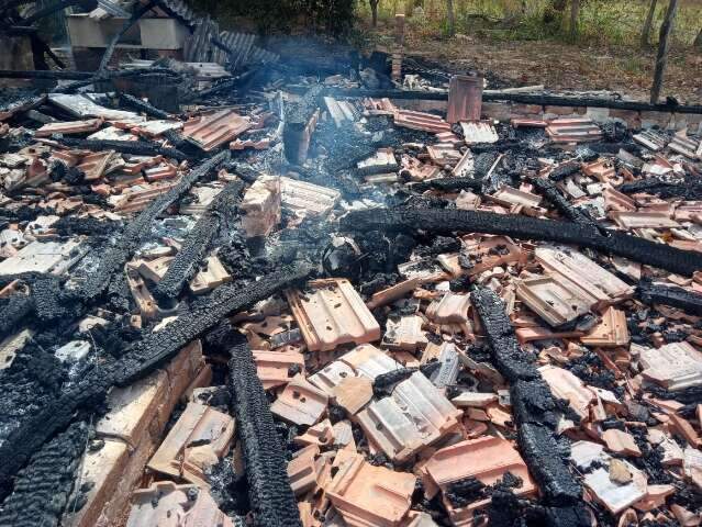 Idoso que morreu carbonizado em inc&ecirc;ndio tinha 65 anos 