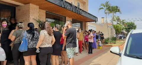 Clientes madrugam na fila para bazar em loja de roupas na Vila Planalto