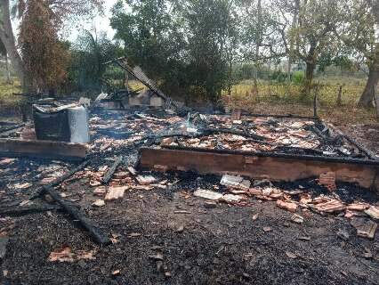 Idoso é encontrado carbonizado após casa pegar fogo