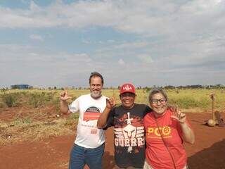Da esquerda à direita: integrante do partido professor Marcelo Batarce; o candidato a governador, líder indígena guarani kaiowá Magno Souza; e professora Silvia Miho. (Foto: Divulgação/PCO)