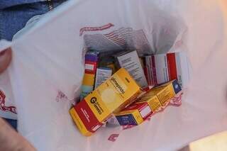 Sacola cheia de medicamentos comprados em farmácia de Campo Grande.(Foto: Marcos Maluf)