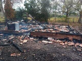 Casa ficou completamente queimada na área rural. (Foto: Divulgação)