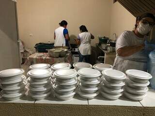 Grupo de voluntários adventistas preparando marmitas para serem distribuídas. (Foto: Divulgação)