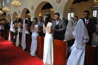 Casais trocam votos e recebem a benção do padre. (Foto: Assessoria Santuário)