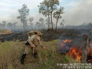 Militares combatendo o fogo no Pantanal. (Foto: Corpo de Bombeiros)