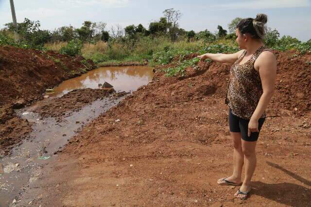 H&aacute; 16 anos, &aacute;gua suja forma riacho em rua e faz moradores abandonarem bairro