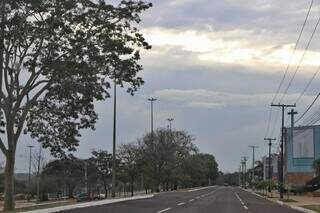 Céu de Campo Grande neste domingo na região do Parque dos Poderes. (Foto: Paulo Francis)