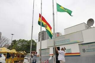 Festa começou com o hasteamento da bandeira da Bolívia na praça. (Foto: Paulo Francis)