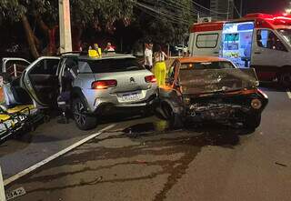 Acidente gerou incêndio que destruiu parcialmente veículo na Avenida Afonso Pena. (Foto: Direto das Ruas)