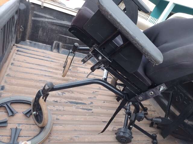 Casal encontra cadeira de rodas que havia ca&iacute;do de ve&iacute;culo na BR-262