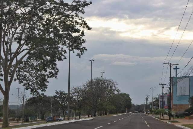 Domingo come&ccedil;a com muitas nuvens e mais uma promessa de chuva para Capital